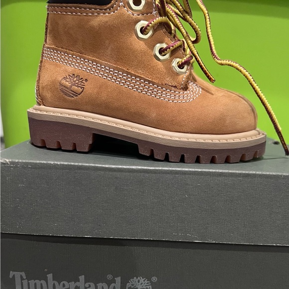 Used toddler timberland shoes size 4 - Picture 7 of 7